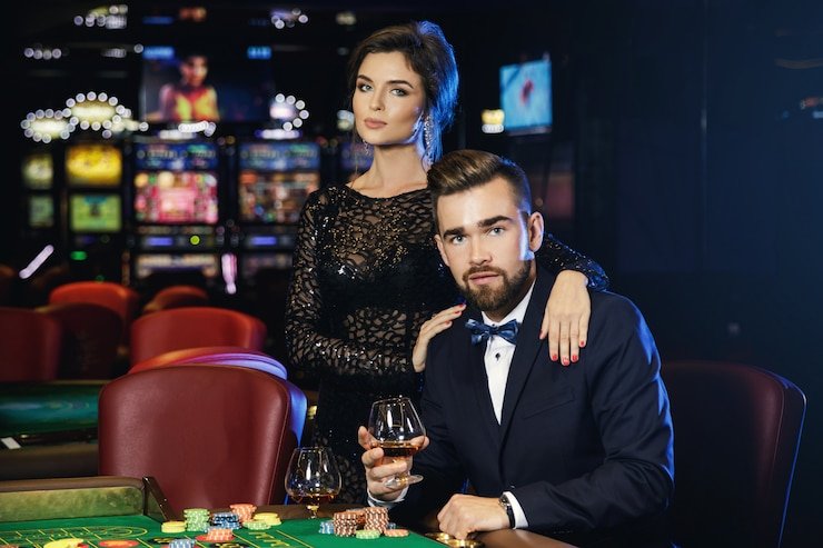 Chip dan kartu blackjack di meja tiki toto siap untuk permainan